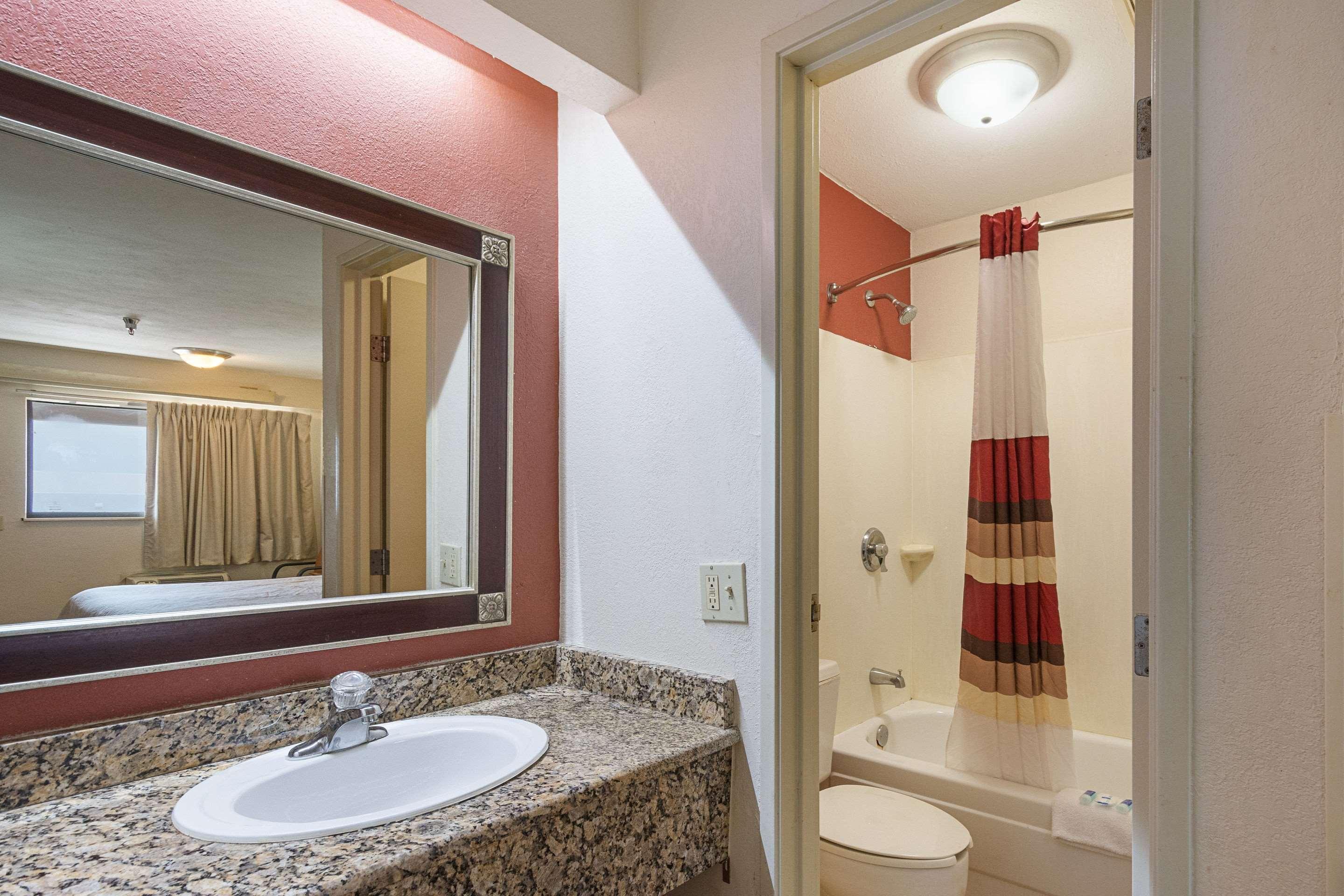 Bay Inn On Busch Тампа Экстерьер фото