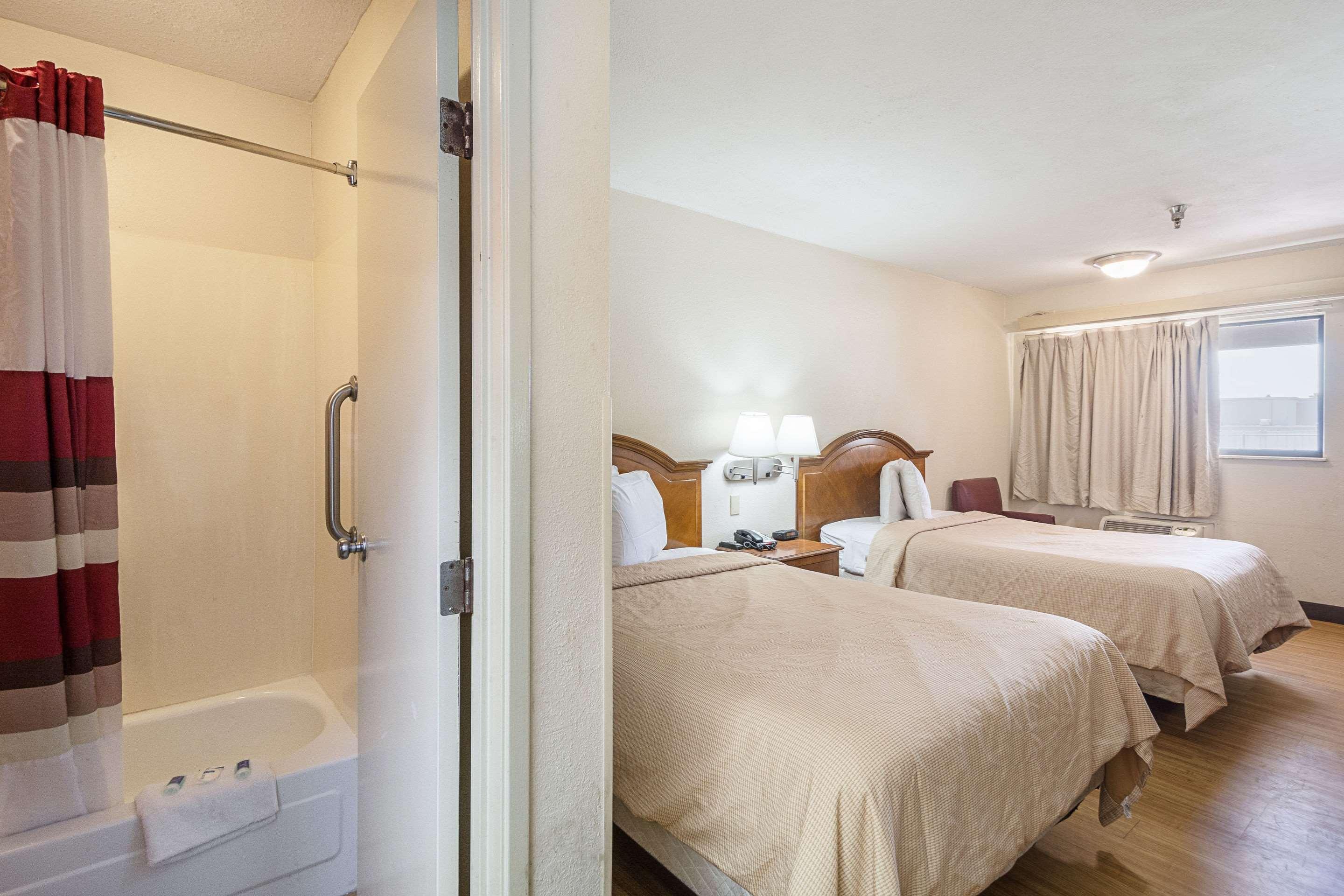 Bay Inn On Busch Тампа Экстерьер фото
