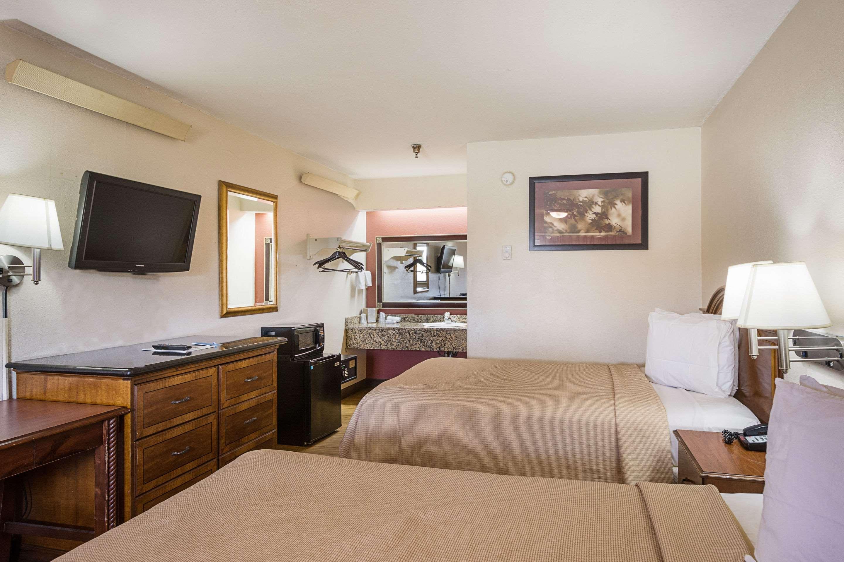 Bay Inn On Busch Тампа Экстерьер фото