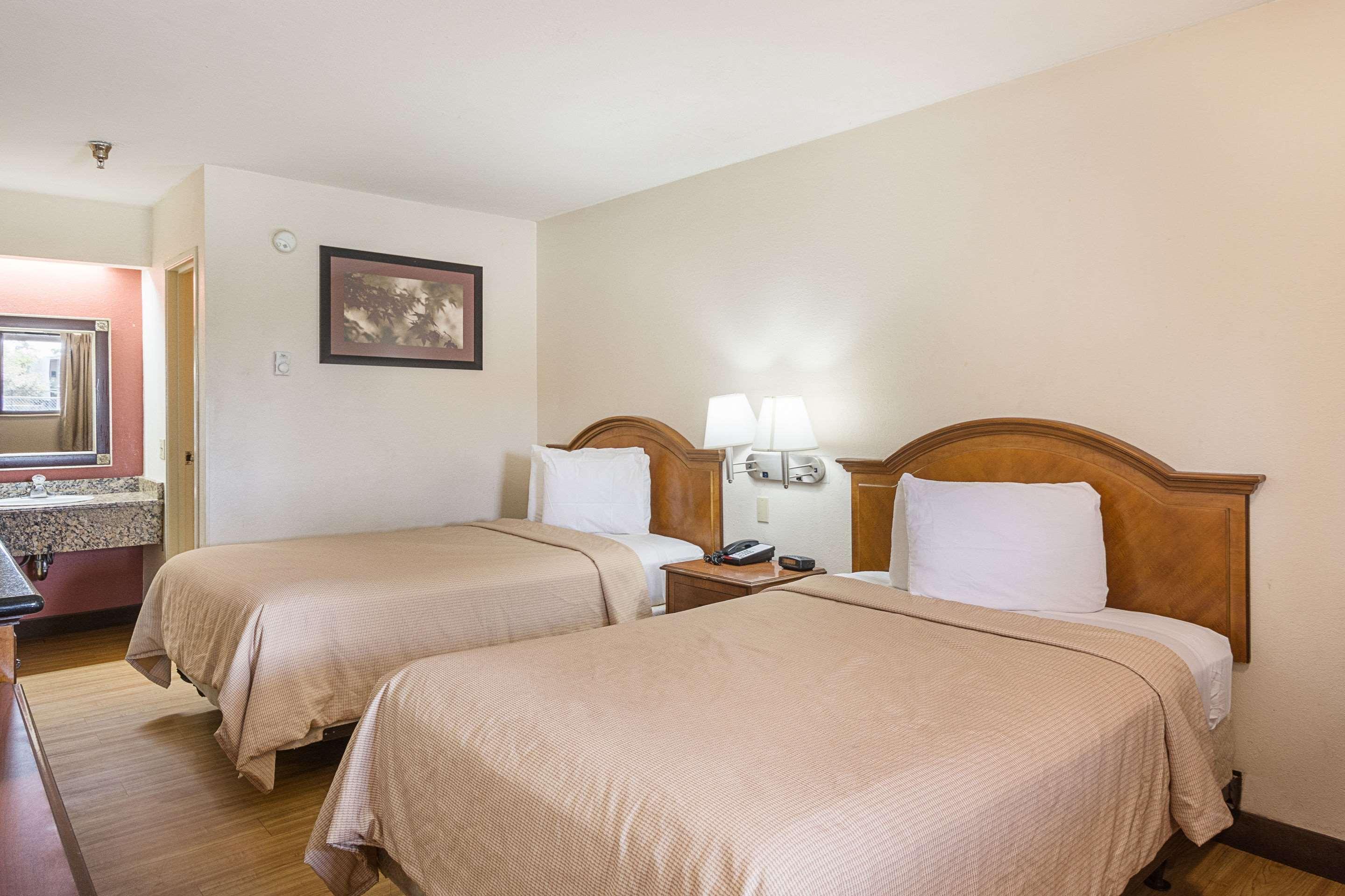 Bay Inn On Busch Тампа Экстерьер фото