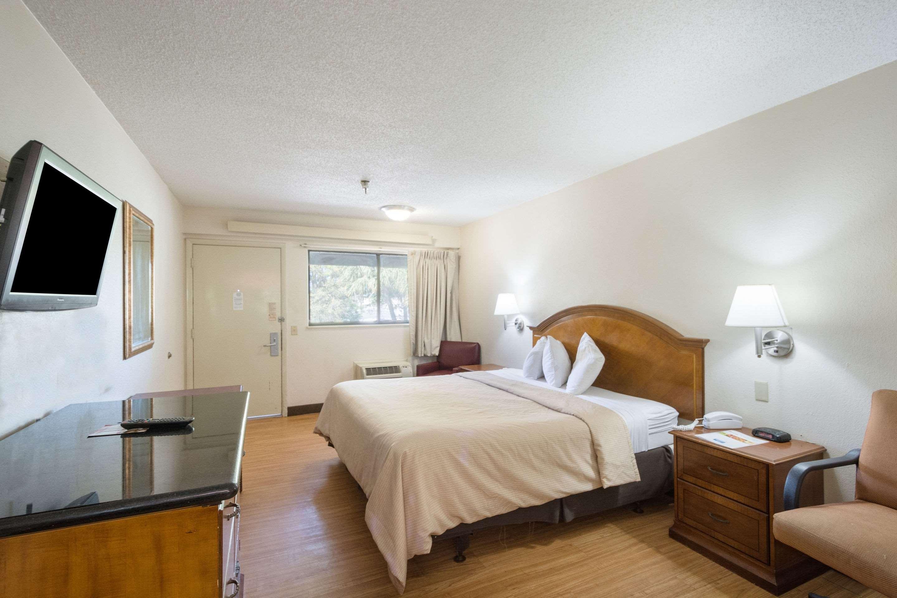 Bay Inn On Busch Тампа Экстерьер фото