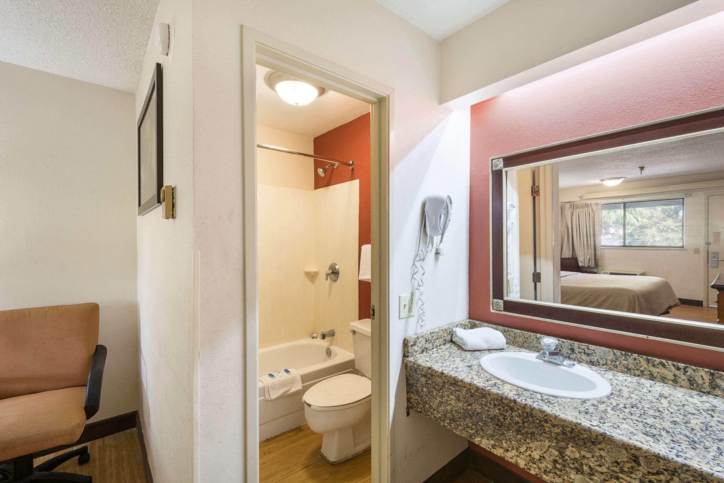 Bay Inn On Busch Тампа Экстерьер фото