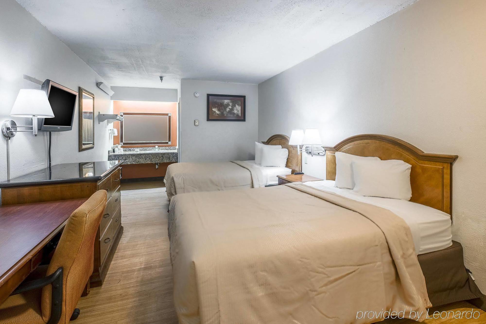 Bay Inn On Busch Тампа Экстерьер фото
