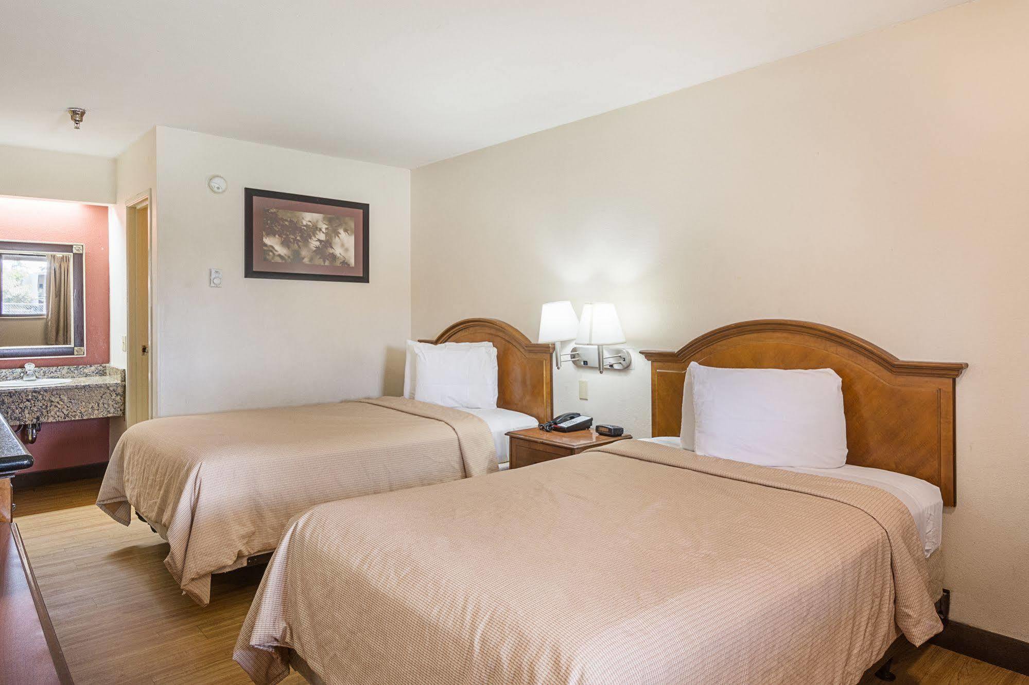 Bay Inn On Busch Тампа Экстерьер фото
