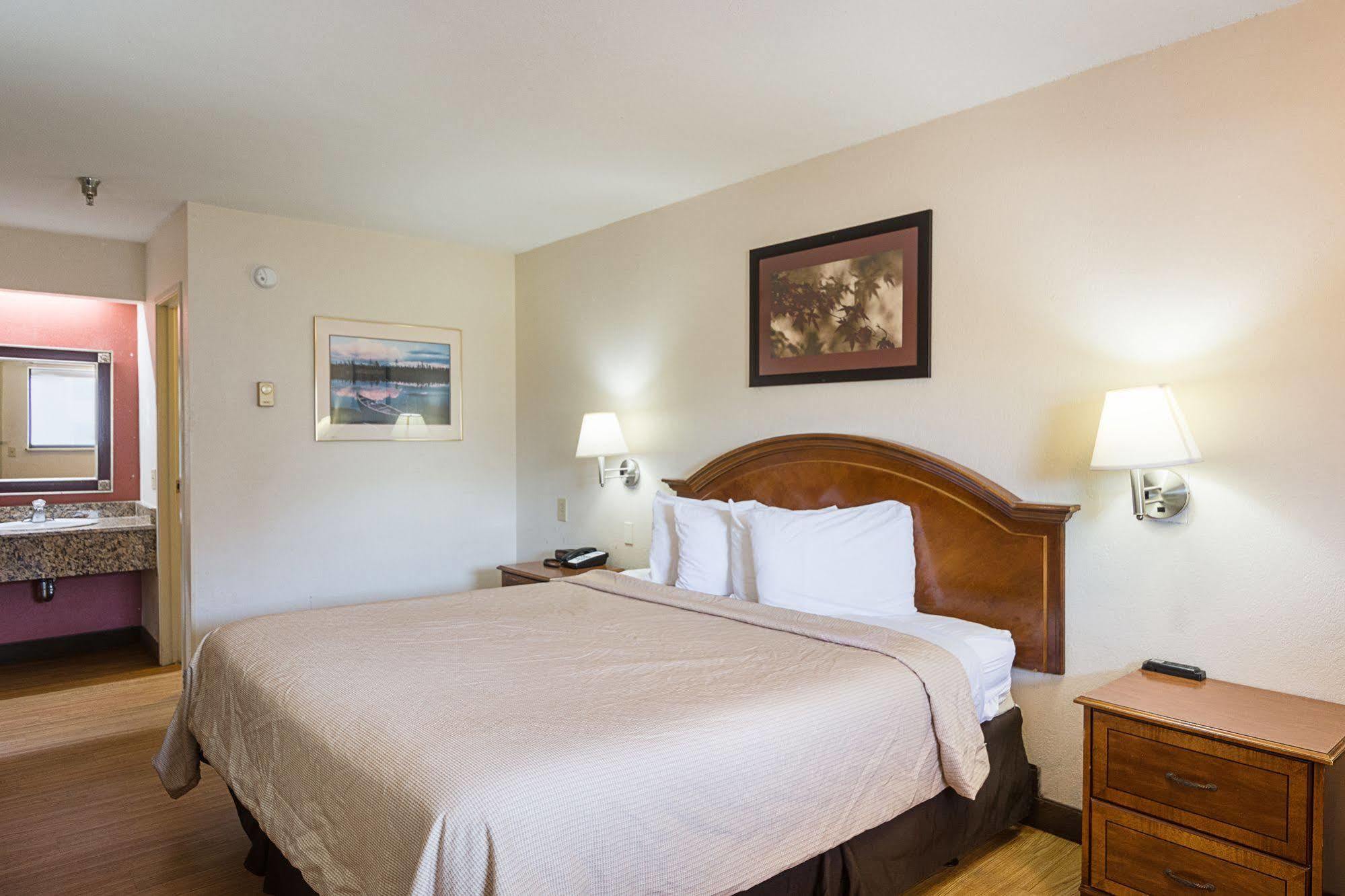 Bay Inn On Busch Тампа Экстерьер фото