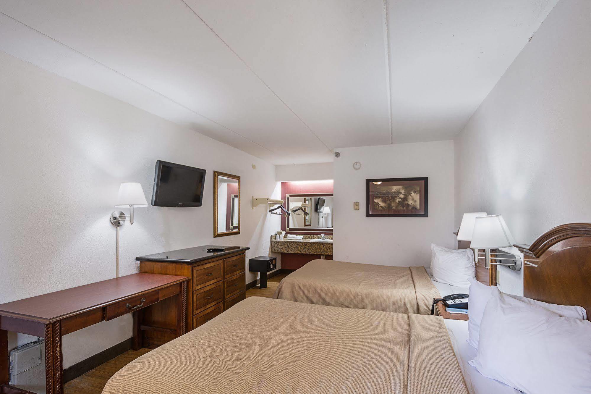 Bay Inn On Busch Тампа Экстерьер фото