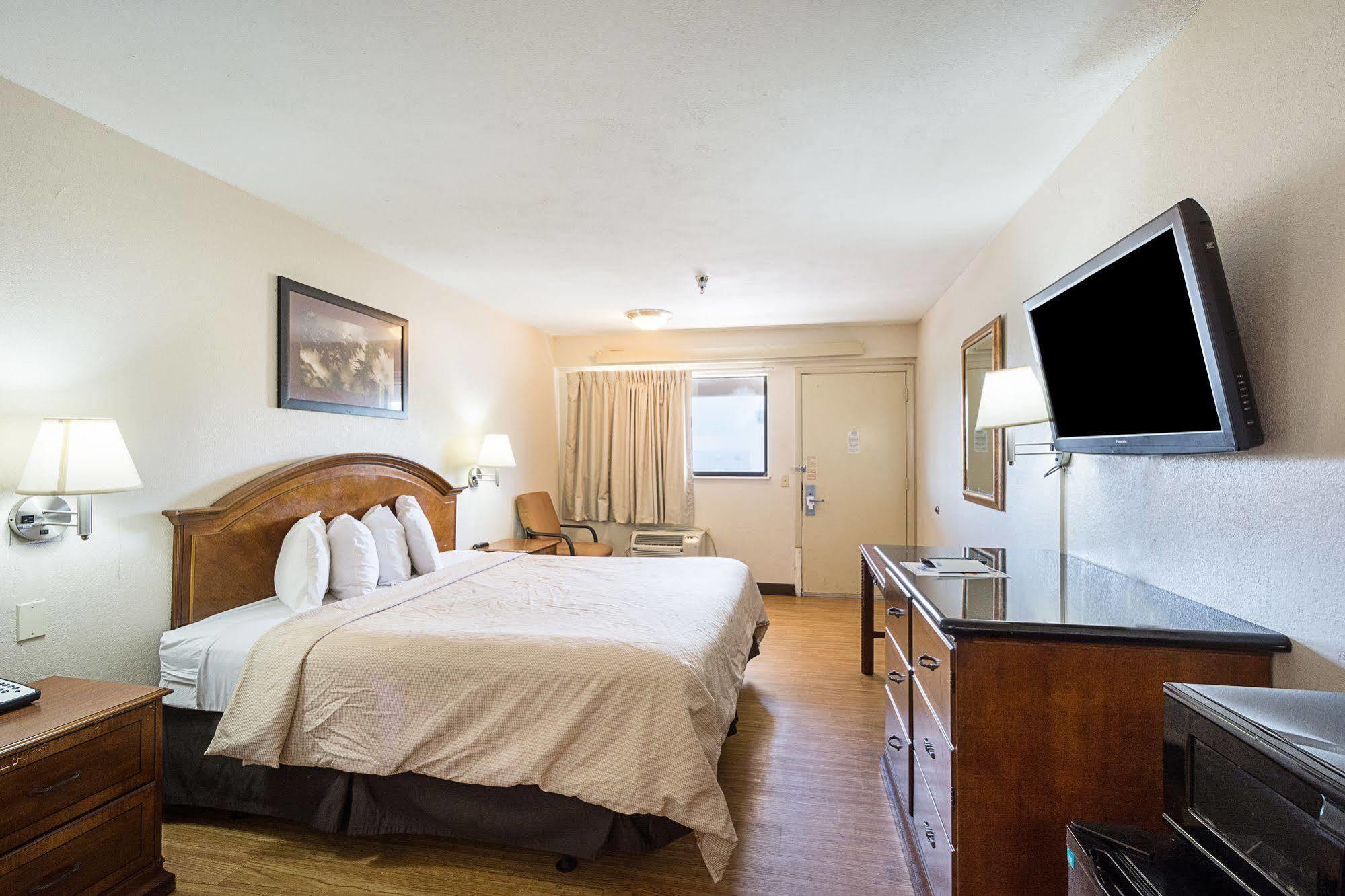 Bay Inn On Busch Тампа Экстерьер фото